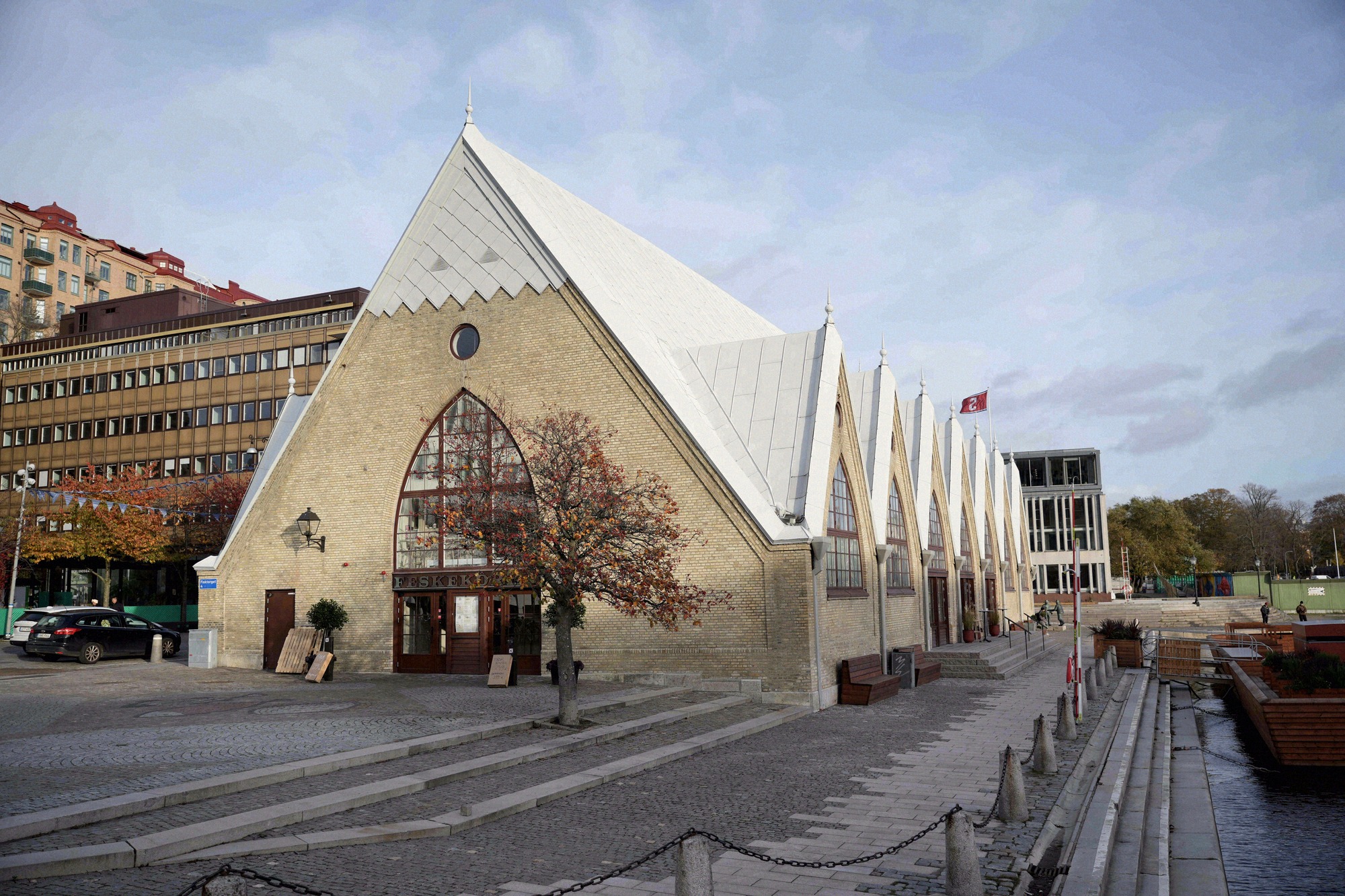 Die Feskekôrka (Fischkirche) mit ihrem charakteristischen Zackendach am Rosenlundskanal, von der Seite aufgenommen.
